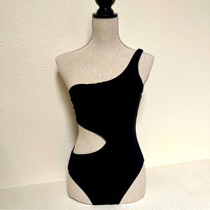 Women’s Aqua One Shoulder Cut Out Swimsuit, size Small, Black